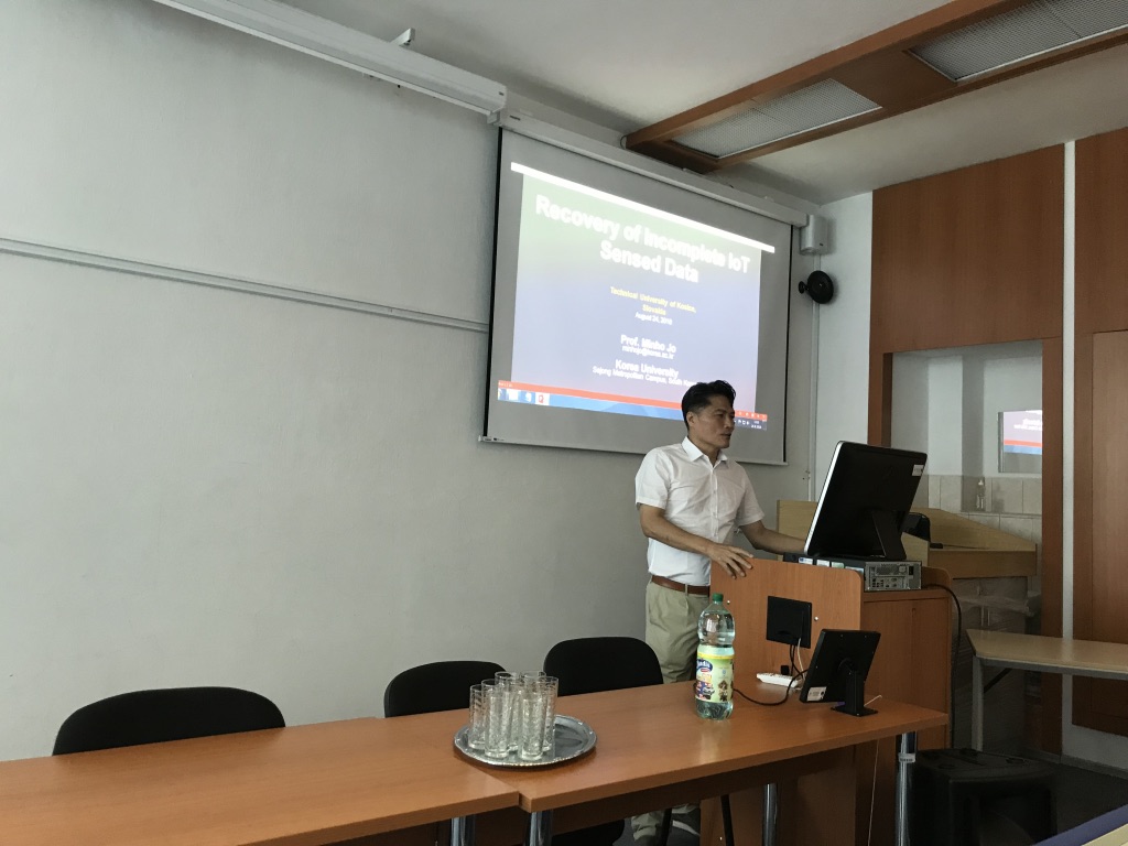 Professor Minho Jo visited IISLab